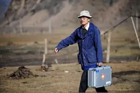 张泽远：“大脚曼巴”初心守一生｜新华走笔图片