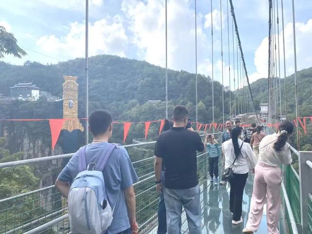 国庆爆火！福建侠天下刷屏，游客直呼：“这哪是景区？分明是武侠梦照进现实！