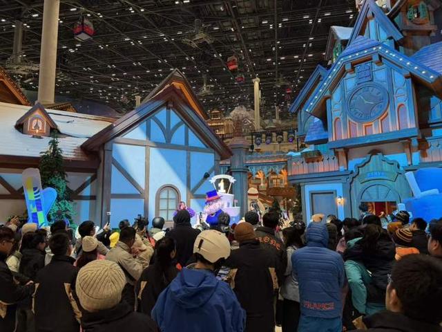 20米长“上海四件套”雪雕即将登场！耀雪冰雪世界开业首年游客量超100万，现推出多种半价票