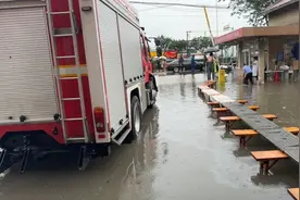 暴雨积水即将漫入医院大厅！消防员奋战6小时“硬核”守护图片