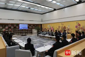 世界读书日，民警带外国友人解锁“五星卡”新功能图片