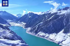 一场雪后 新疆这个“变色湖”与白雪交融宛如仙境图片