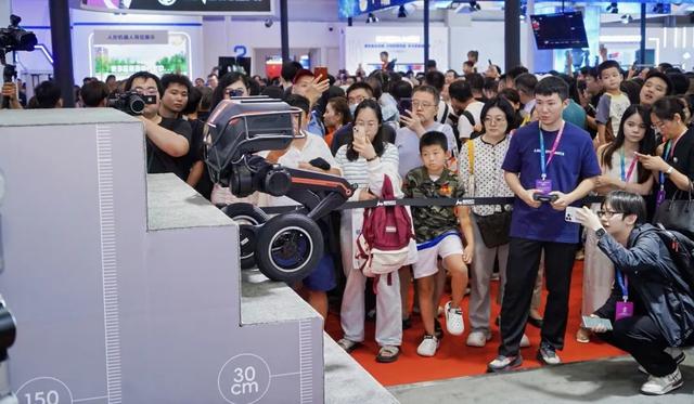 钢铁之躯也有“有趣的灵魂”——2025世界机器人大会观后