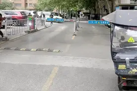 “我骂你得受着，你知道吗”，外卖小哥称送餐慢遭学生辱骂，校方回应：在积极调查图片