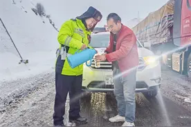 交警雪中送温暖 暖胃又暖心图片