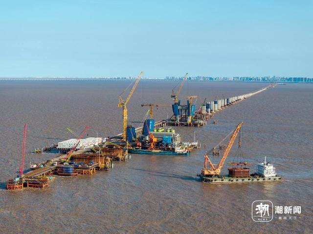 宁波：跨海铁路大桥主塔“拔节生长”