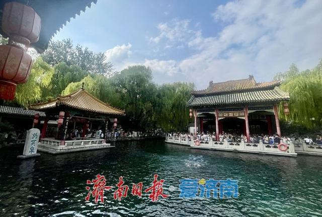 一年四季 泉在济南丨“趵突腾空”引客来 暑期尾声，趵突泉游客络绎不绝