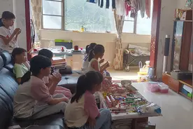 夜读｜七个孩子在我家看电视图片