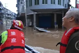 直击垫江救援丨暴雨后 3只“猪勇敢”和主人一起等水退去图片