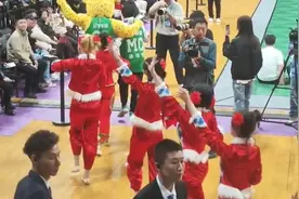 浓浓东北风！辽篮主场拉拉队赛前热场与以往不同图片