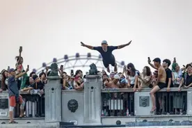 天津大爷跳水跳出“8A级景区” 围观之余别忽视安全隐患图片