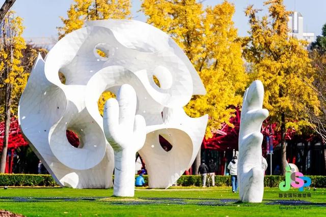 金色长廊加载中！静安这条道路银杏渐入佳境↑