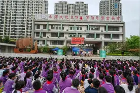 经典戏剧进校园 民族精神沐童心——儿童剧《童年》走进伯乐实验学校图片