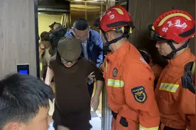 电力故障致4人被困电梯，消防救援人员成功施救图片