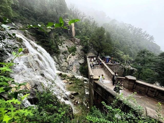 泰山雨霁：云雾织仙境，霞光染群峰，这泼墨山水里藏着夏日最治愈的奔赴