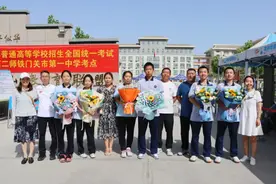 新疆铁门关：七对双胞胎有缘同考点竞考图片