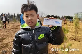 心愿卡挂满树苗！亲子植树活动现场，孩子们用心扮靓“文学林”图片