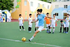 “我也想像大姐姐们那样，当一名足球运动员！”图片