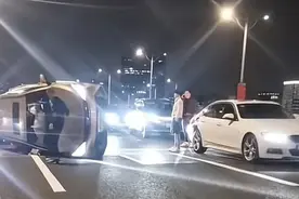 上海南北高架突发！两车碰擦致一车侧翻，车内人员从天窗脱困图片