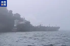 美军租用油轮与货轮相撞后起火爆炸 1名船员失踪图片