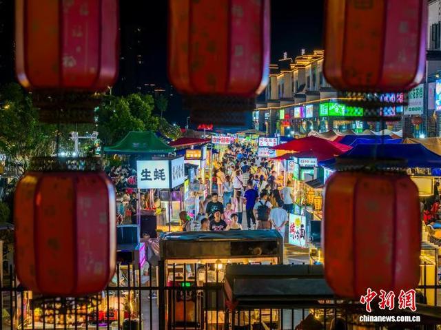 广西梧州：“烟火气”点燃夜市经济