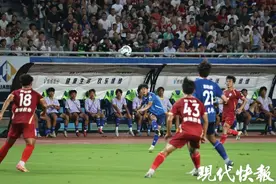 南通队2:1战胜徐州队，又成为苏超榜一大哥图片