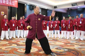 武术名家李海水来银传授太极拳图片