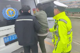 男子开车途中突发疾病，暖心交警紧急救助图片
