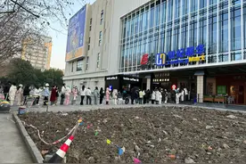 上百位年轻人排队买《种地吧》生菜，一份价格被炒到300元，市场监管部门：不构成哄抬物价图片