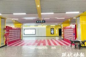 搭地铁时顺带相个亲！苏州“桂花公园相亲角”进驻地铁站图片