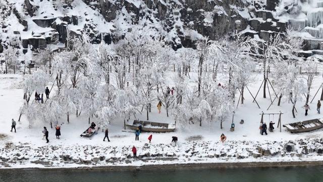 银装素裹南天湖 冰雪美景醉游人
