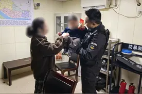 特警一包“小馒头”，走失萌娃不哭了……图片