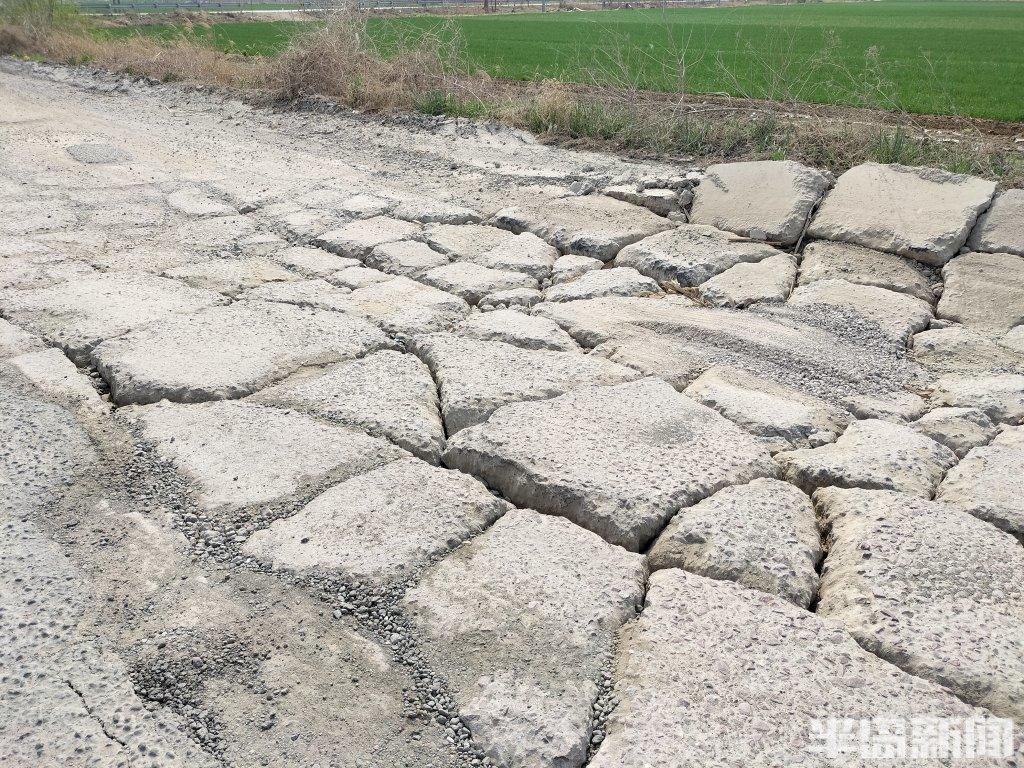 山东胶州平度交界处一段路面破损 行人车主盼早修复