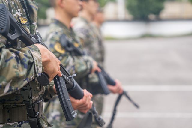 新兵授枪：钢枪在手使命扛肩
