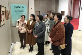 农工党青岛市委会机关开展庆 “三八节”观画展活动图片