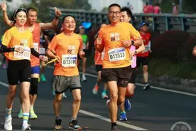 37岁盲人按摩师跑完重马全马，这群特殊跑者是怎么做到的？图片