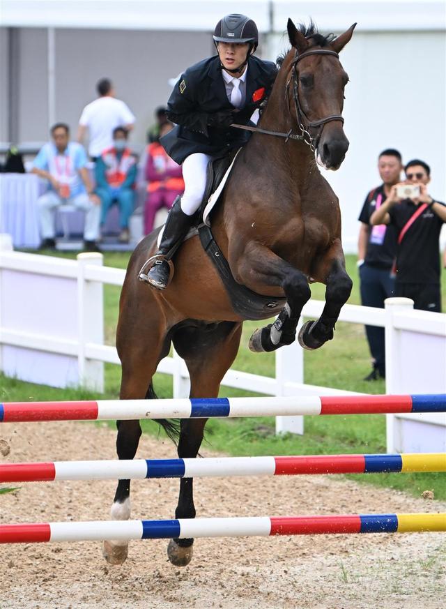 郑钦文摇旗入场！湖北体育代表团亮相十五运会开幕式，湖北健儿已获3金3银2铜