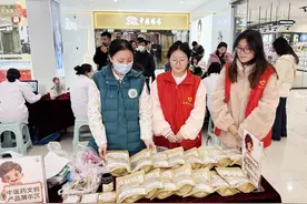 河南许昌：院校携手送健康 中医药香满魏都图片