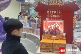 文创年货当道：“龙年限定”盲盒售罄 故宫福筒卖出10万+丨账单里的“年味儿”图片