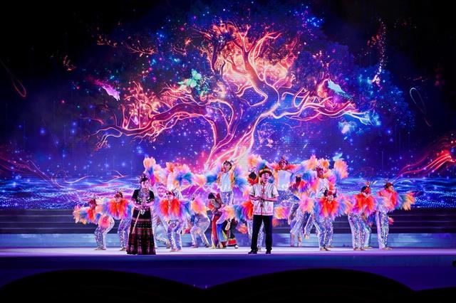 组图：甘工神鸟舞动雨林夜 海南保亭嬉水节迎宾晚会欢动四方客