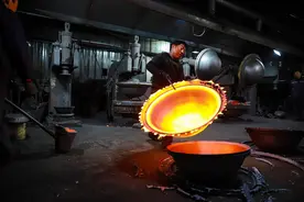 滕州：泥模铁锅铸造忙图片