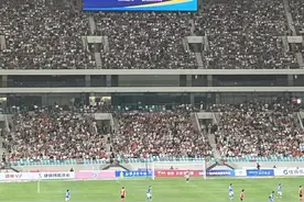 “苏超”观众人数仅隔两周破4万大关，17岁高中生球员独中二元图片