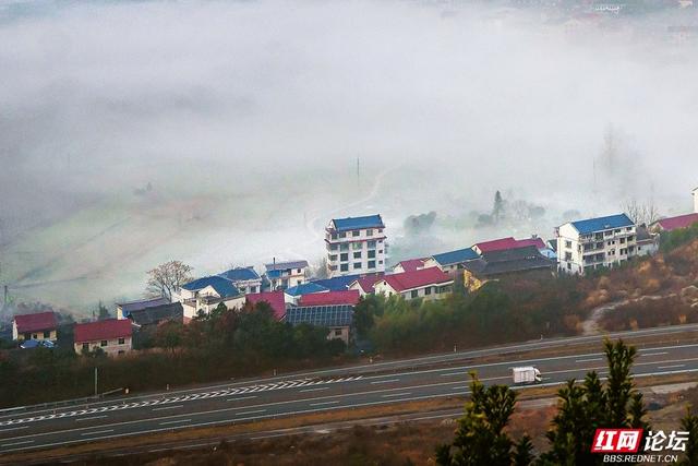 薄雾萦绕：靖州苗侗风情在雾霭中“灵动定格”