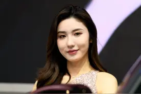 悦驾乐拍 | 车展上的靓丽车模，尽显优雅大方图片