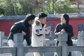 热闻|董宇辉在山东体验摊煎饼打铁锅，喝完这款“神水”表情失控！还撞脸省博“镇馆之宝”……图片