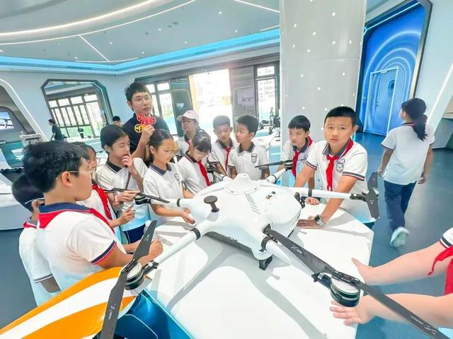能买能玩还能修 温州首个无人机4S店长啥样？