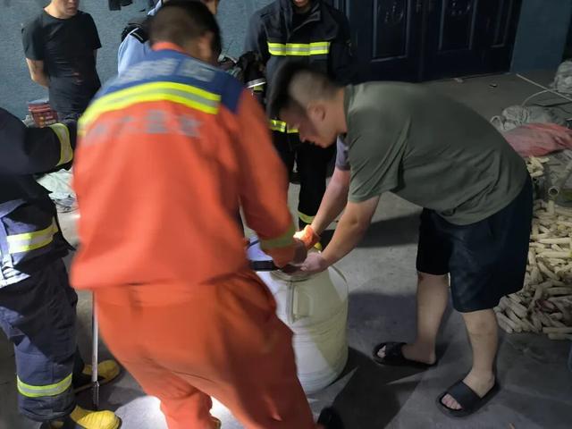 贵州一民宅中惊现3.5米眼镜王蛇