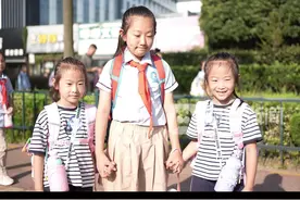 日照开学季|哥哥姐姐做榜样，“大宝”牵着“二宝”去上学！图片
