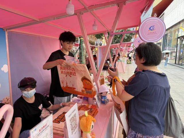 白天游灿烂花海、采丰收柑橘，入夜赏璀璨打铁花……国庆假期去长兴岛看“橘夜星河”，乐游小岛