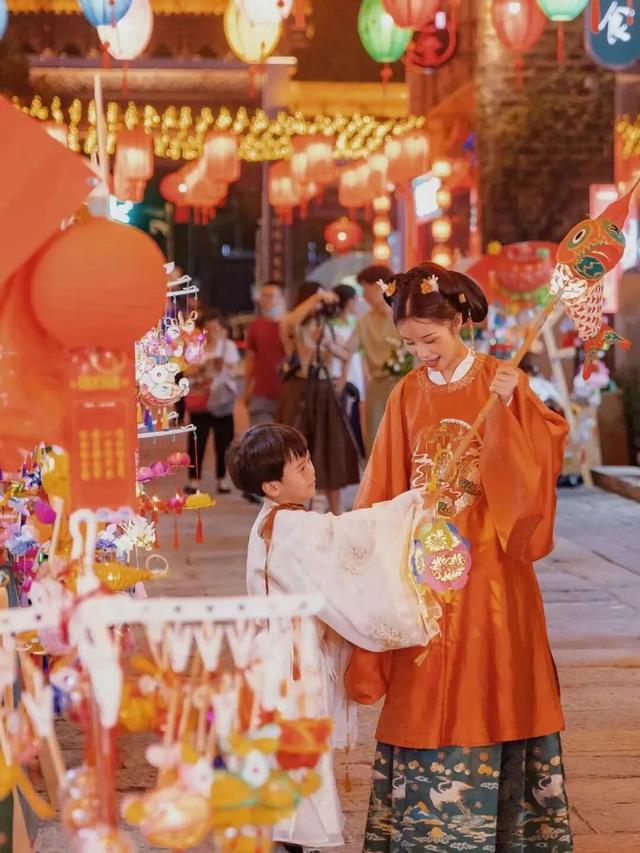 双节同庆，一见倾“秦”丨中秋赏月，“浸”在秦淮~